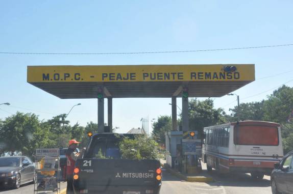 Pedágio para cruzar a ponte sobre o rio Paraguay, na periferia de Asunción